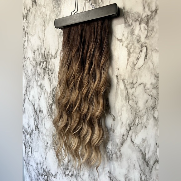 Balayage ashy Blonde Wavy hair Clip in extensions - Human blend - Picture 3 of 7